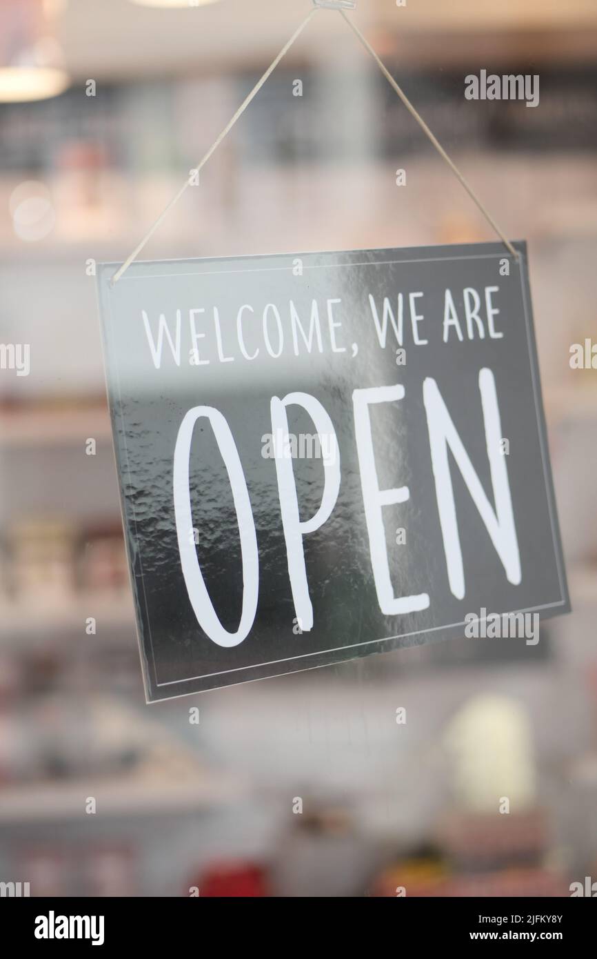 Offenes Schild, das vor dem Café hängt. Stockfoto