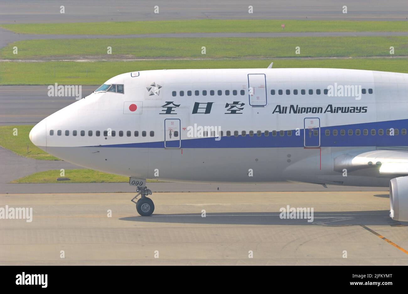 UM die Jahrhundertwende in Tokio begann ANA, die hochdichten Jumbo Jets auf Inlandsstrecken durch die moderne Boeing 777-300 zu ersetzen. Haneda JP Stockfoto