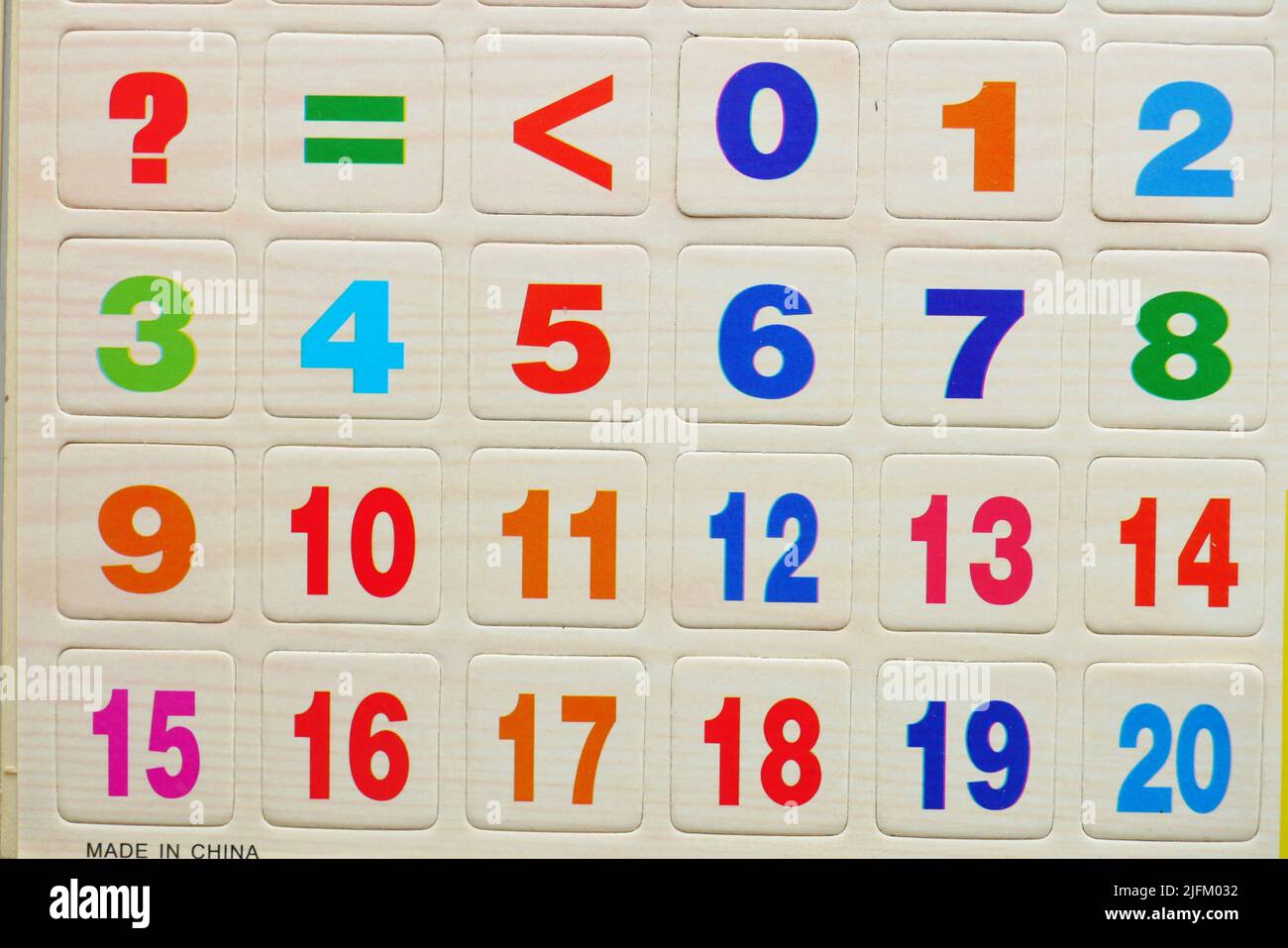 Bunte Plastikbuchstaben auf weißem Hintergrund, Nahaufnahme Stockfoto