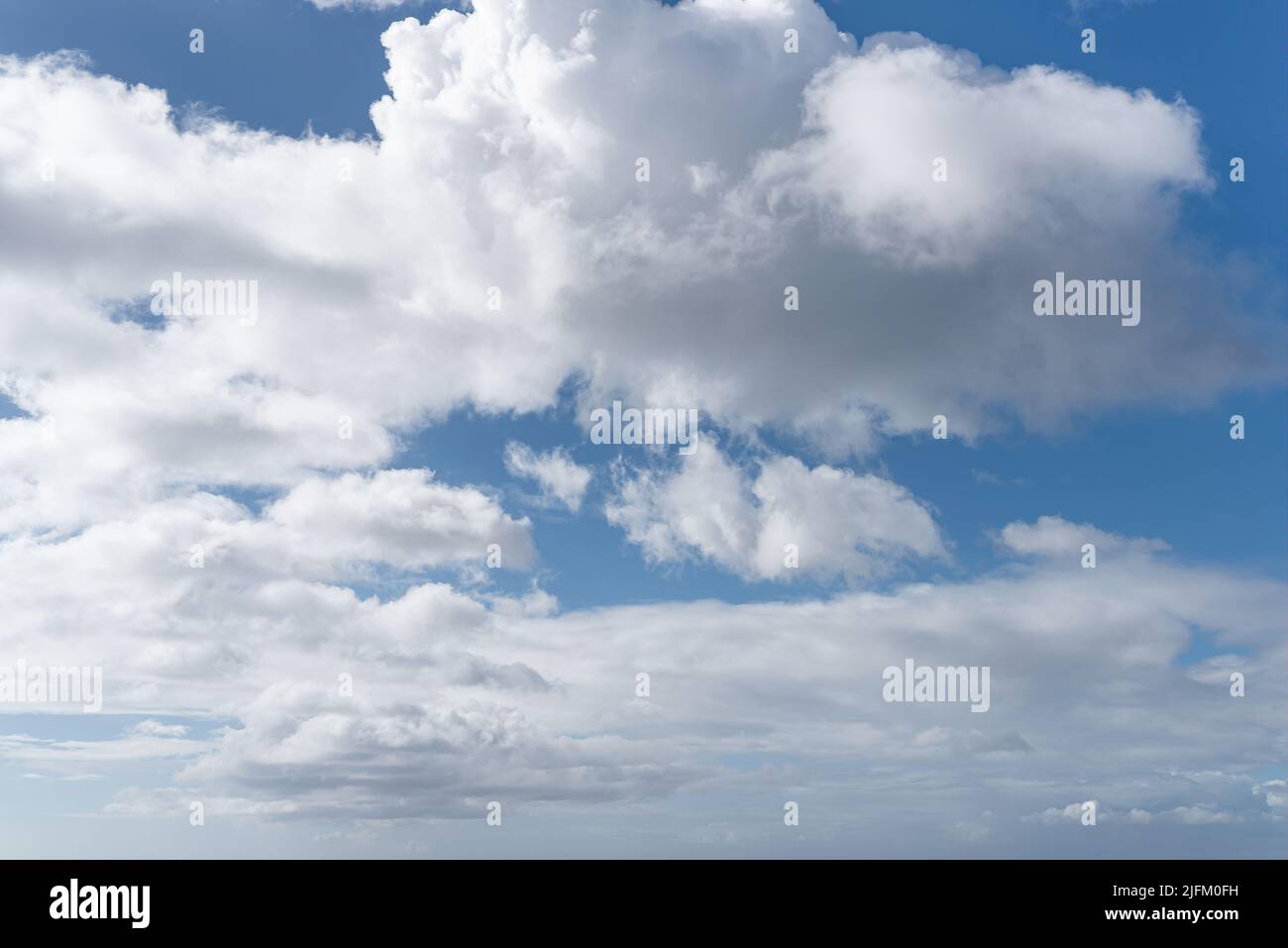 Schöner blauer Himmel mit Wolken am Sommertag, Himmel Ersatz Hintergrund Stockfoto