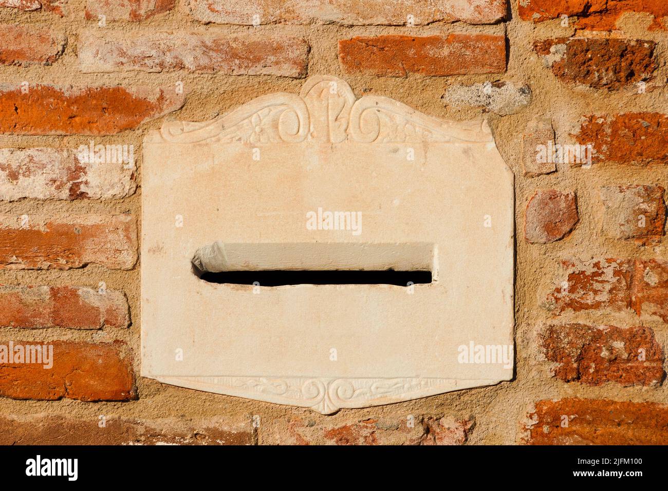 Alte Mailbox auf einer roten Backsteinmauer als Background Stockfoto Alte Mailbox auf einer roten Backsteinmauer als Background Stockfoto
