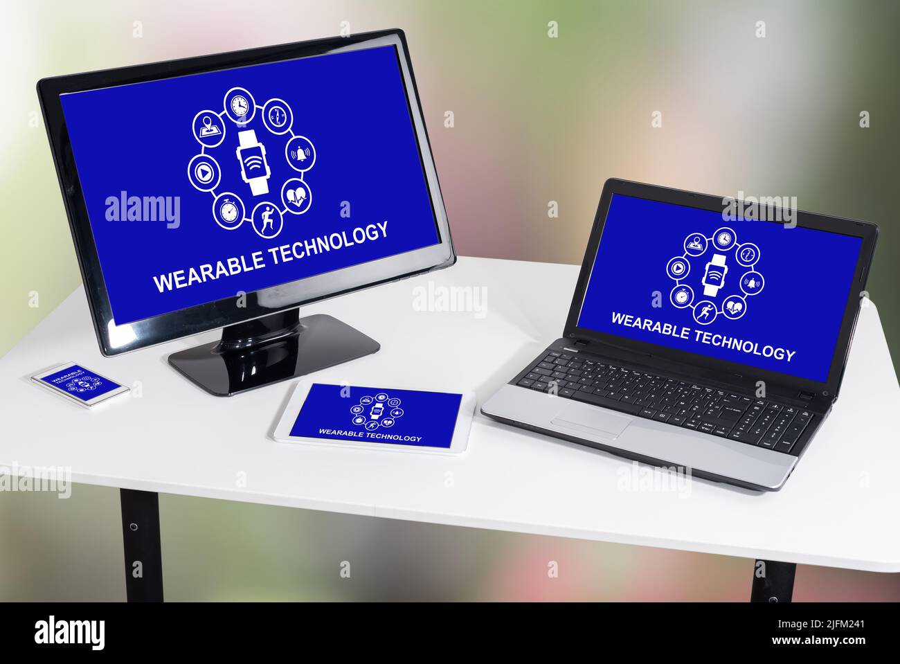Tragbares Technologiekonzept, das auf verschiedenen IT-Geräten gezeigt wird Stockfoto