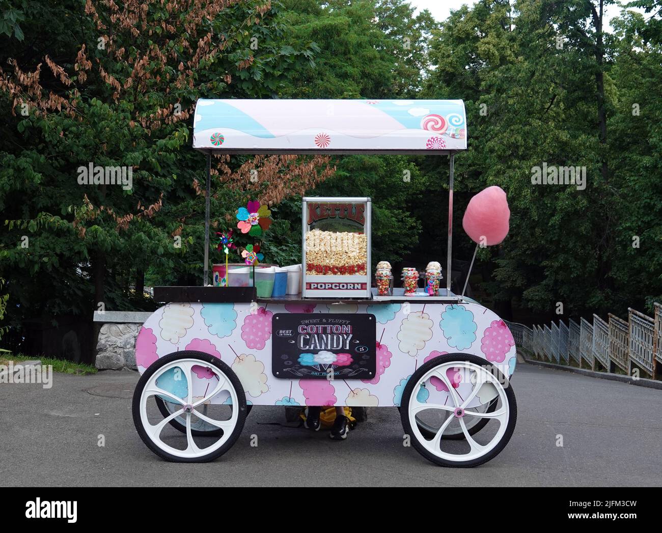 Kiew, Ukraine 23. Juli 2021: Straßenverkauf von Süßigkeiten im Mariinsky Park - Stall auf Rädern Stockfoto