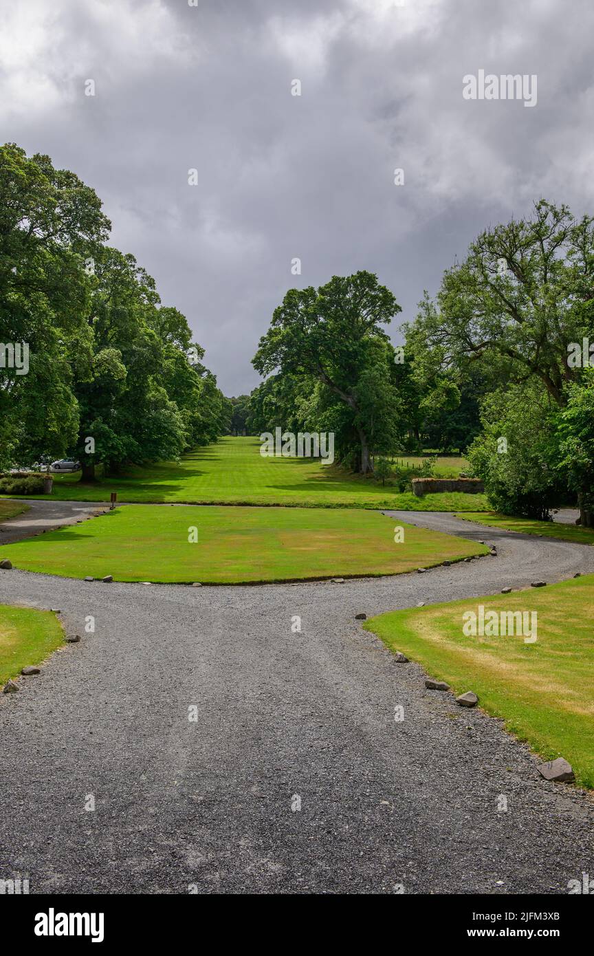 Auffahrt und Avenue am Traquair House in der Nähe von Innerleithen in den Scottish Borders Stockfoto