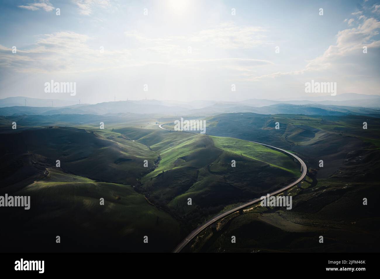 Italienische grüne Landschaft mit Hügeln und Straße Stockfoto