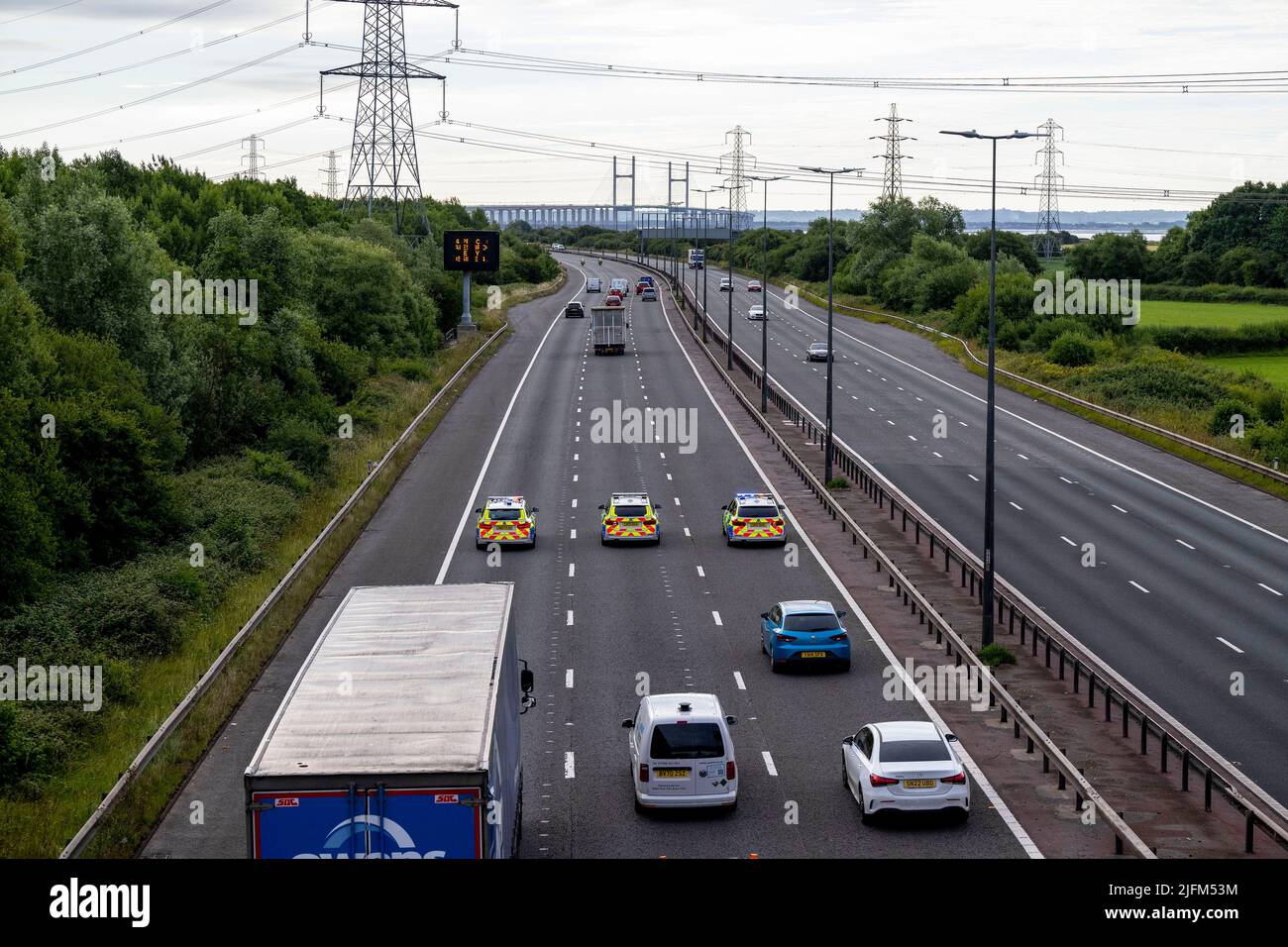 04.07.22. Ein langsamer Treibstoffprotest, begleitet von dem Polizeichef in östlicher Richtung auf der Autobahn M4 in Richtung Prince of Wales Bridge. Die Demonstranten Stockfoto