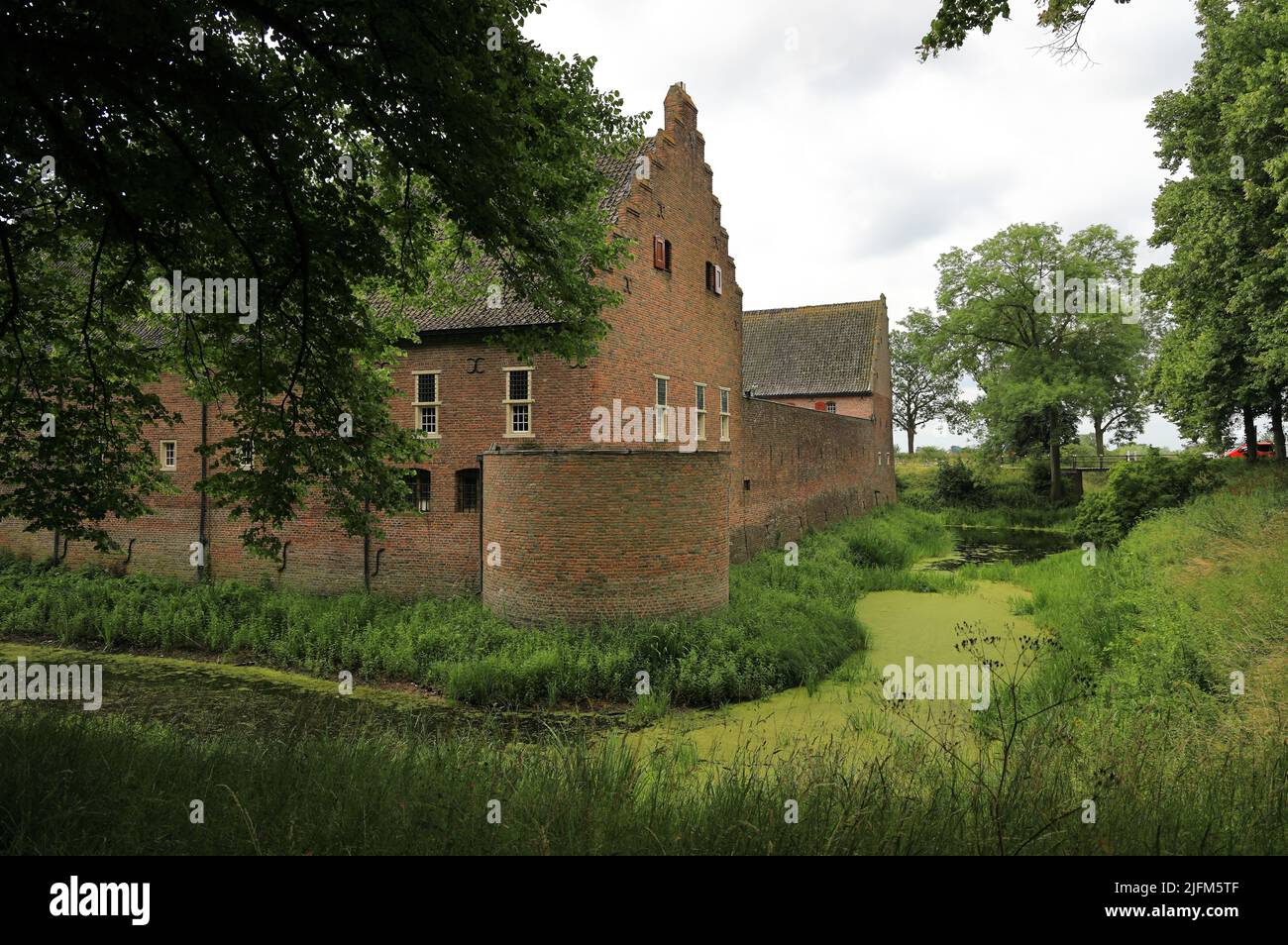 Doorwerth, Niederlande - 26. Juni 2022: Besuch der Burg Doorwerth in den Rheinauen in der Nähe des Dorfes Doorwerth. Stockfoto