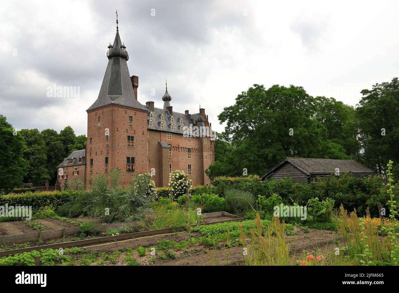 Doorwerth, Niederlande - 26. Juni 2022: Besuch der Burg Doorwerth in den Rheinauen in der Nähe des Dorfes Doorwerth. Stockfoto