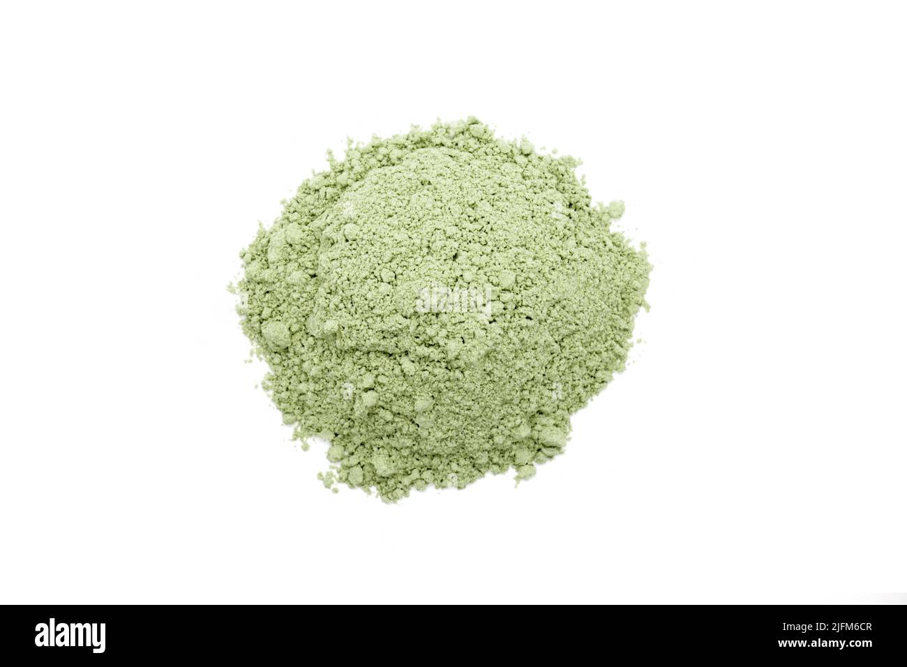 Grünes kosmetisches Tonpulver isoliert auf weißem Hintergrund - Draufsicht  Stockfotografie - Alamy