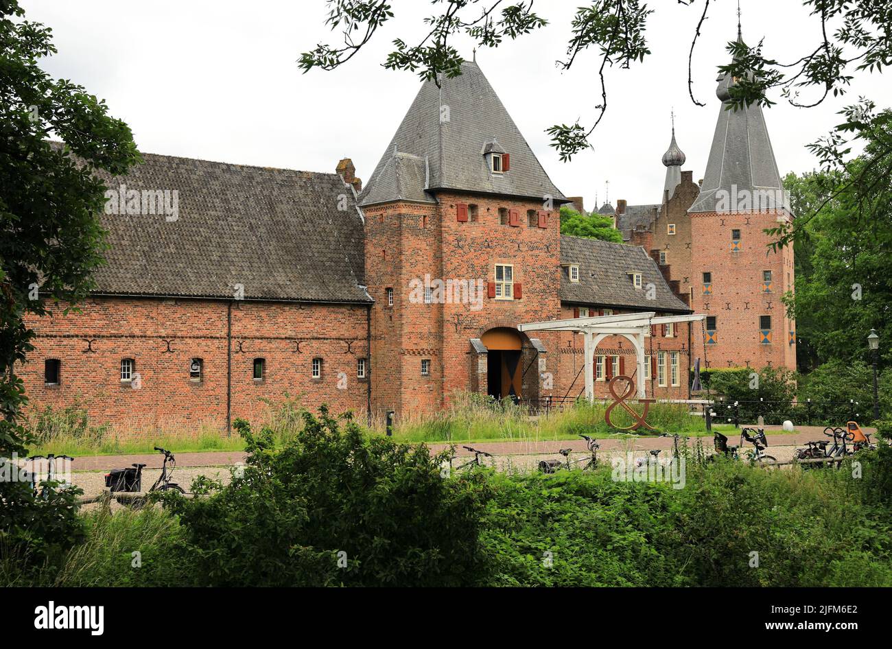 Doorwerth, Niederlande - 26. Juni 2022: Besuch der Burg Doorwerth in den Rheinauen in der Nähe des Dorfes Doorwerth. Stockfoto