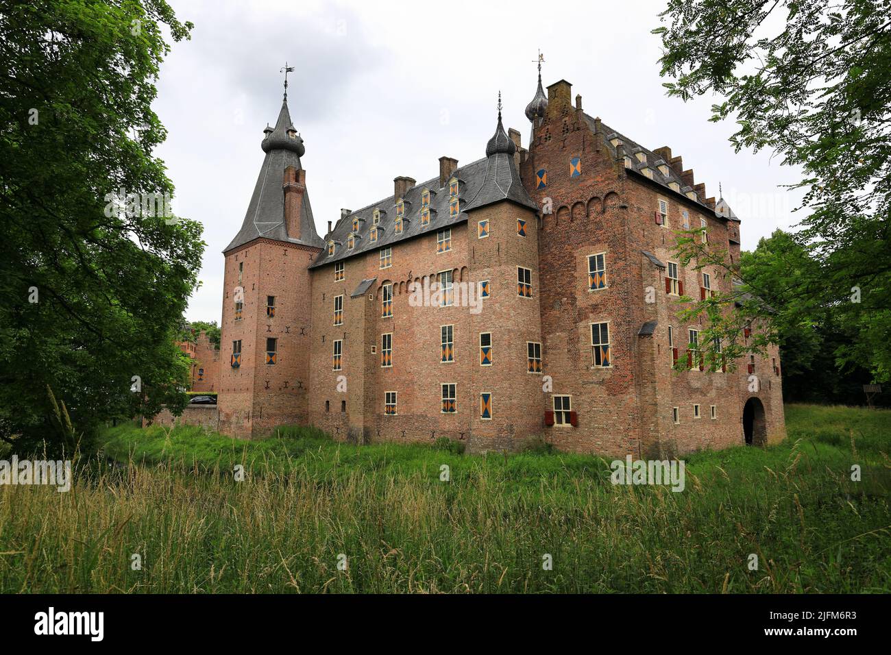 Doorwerth, Niederlande - 26. Juni 2022: Besuch der Burg Doorwerth in den Rheinauen in der Nähe des Dorfes Doorwerth. Stockfoto
