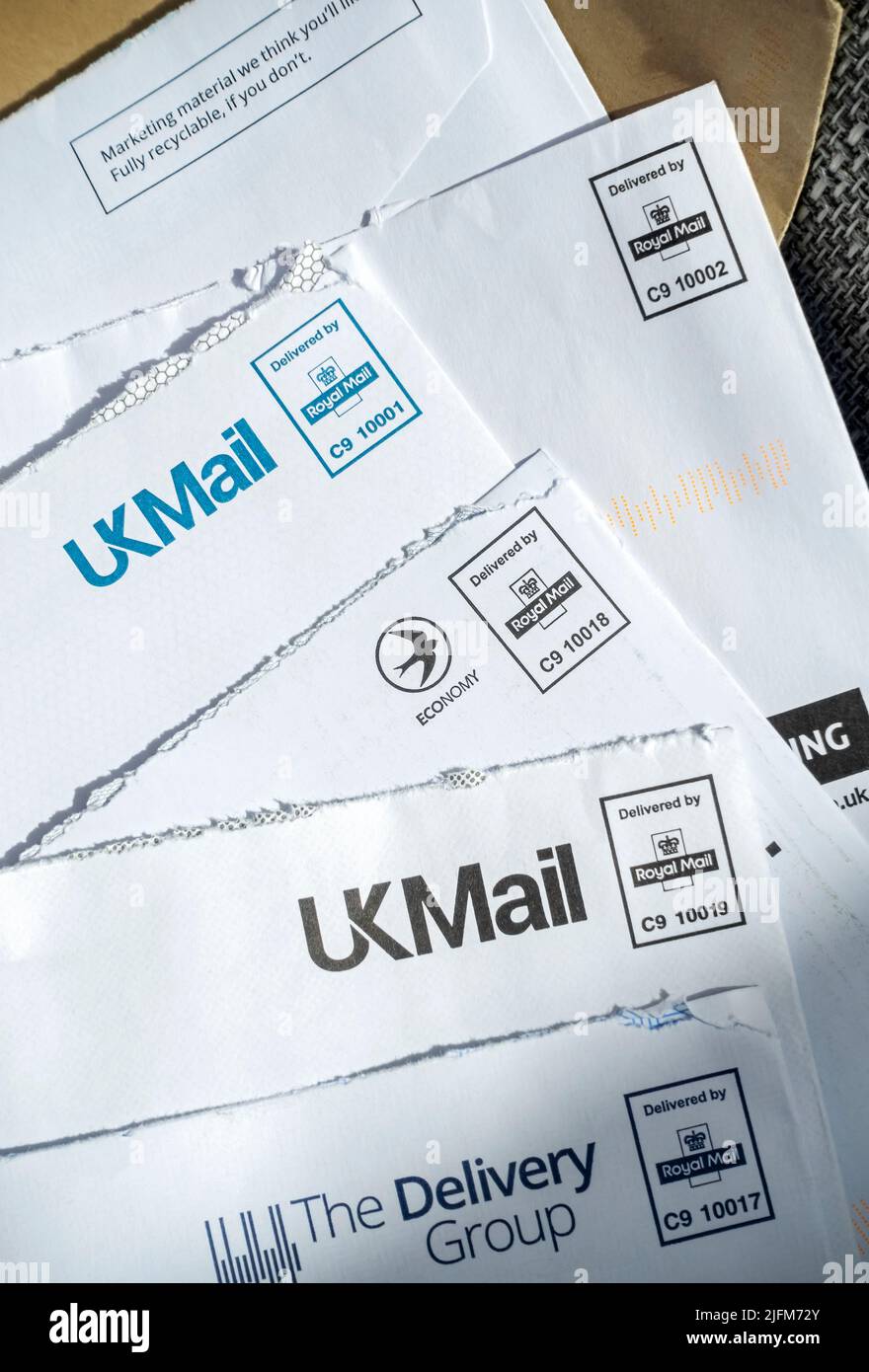 Nahaufnahme eines Stapels gebrauchter UKMail Royal Mail frankierter Briefumschläge Umschläge England Vereinigtes Königreich GB Großbritannien Stockfoto