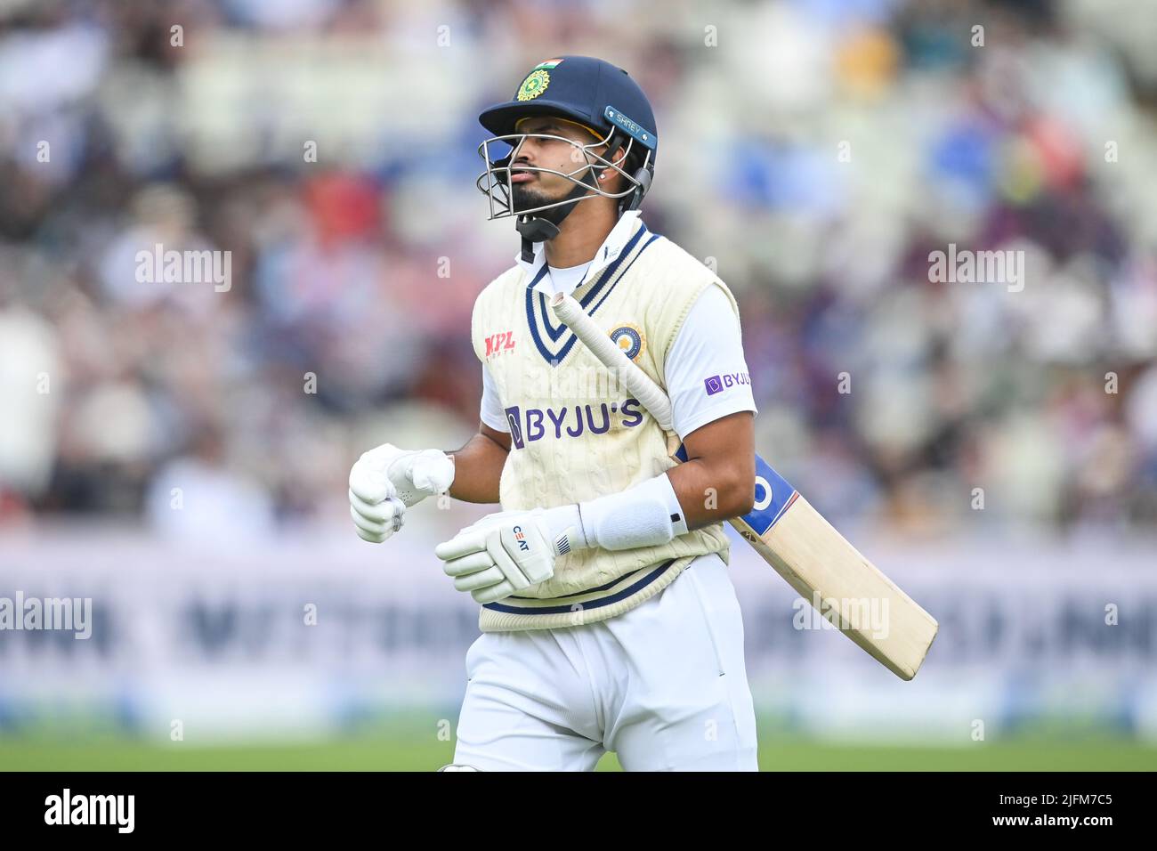 Shreyas Iyer aus Indien verlässt das Feld, nachdem er von James Anderson aus England beim Bowling von Matthew Potts gefangen wurde Stockfoto