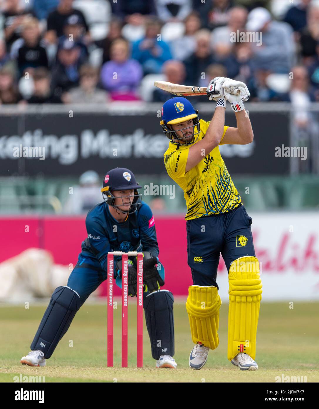 Ollie Robinson hat sich in einem T20 Blast Match gegen Derbyshire Falcons gegen Durham geschlagen Stockfoto