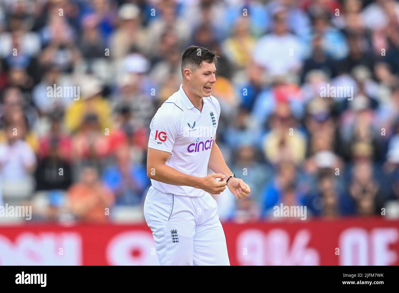 Matthew Potts aus England feiert die Einnahme des Wickels von Shreyas Iyer aus Indien, gefangen von James Anderson in, am 7/4/2022. (Foto von Craig Thomas/News Images/Sipa USA) Quelle: SIPA USA/Alamy Live News Stockfoto