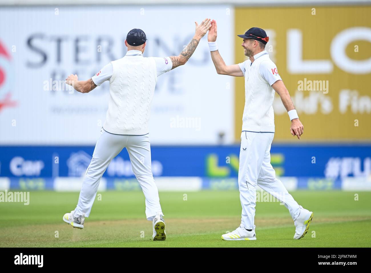 James Anderson aus England feiert den Fang von Shreyas Iyer aus Indien beim Bowling von Matthew Potts in, am 7/4/2022. (Foto von Craig Thomas/News Images/Sipa USA) Quelle: SIPA USA/Alamy Live News Stockfoto