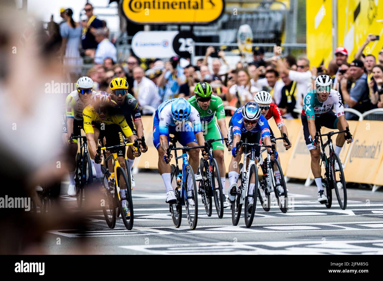 Sonderborg, Dänemark. 03.. Juli 2022. Dylan Groenewegen vom Team BikeExchange-Jayco schlägt Wout van Aert, Jasper Philipsen und Peter Sagan im knappen Ziel auf der 3. Etappe der Tour de France 2022. (Foto: Gonzales Photo/Alamy Live News Stockfoto