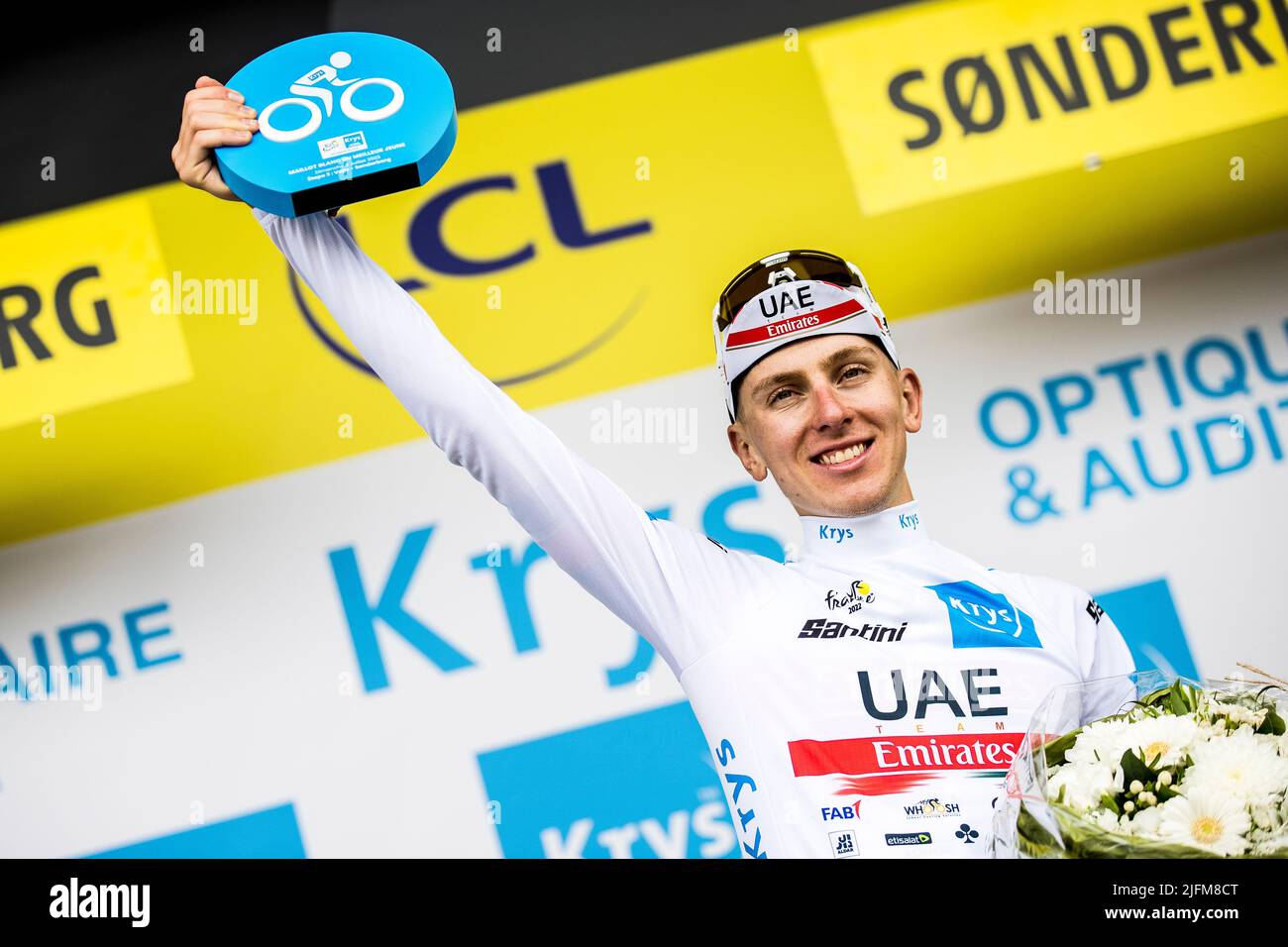 Sonderborg, Dänemark. 03.. Juli 2022. Tadej Pogacar vom VAE Team Emirates auf dem Podium im Youth Jersey nach der 3. Etappe der Tour de France 2022. (Foto: Gonzales Photo/Alamy Live News Stockfoto