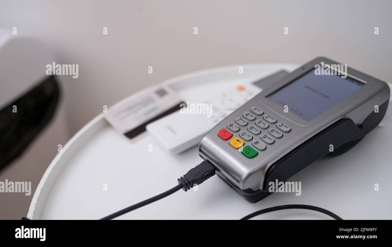 Terminal für kontaktloses Bezahlen, POS-Gerät für e-Bezahlen mit Draht Stockfoto