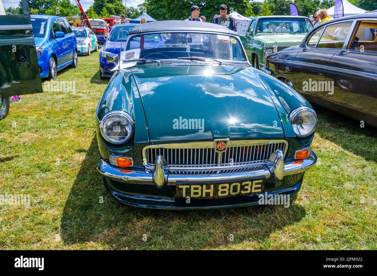 Vorderseite eines 1967 MGB in Grün auf der „The „The“ in Reading, Großbritannien Stockfoto