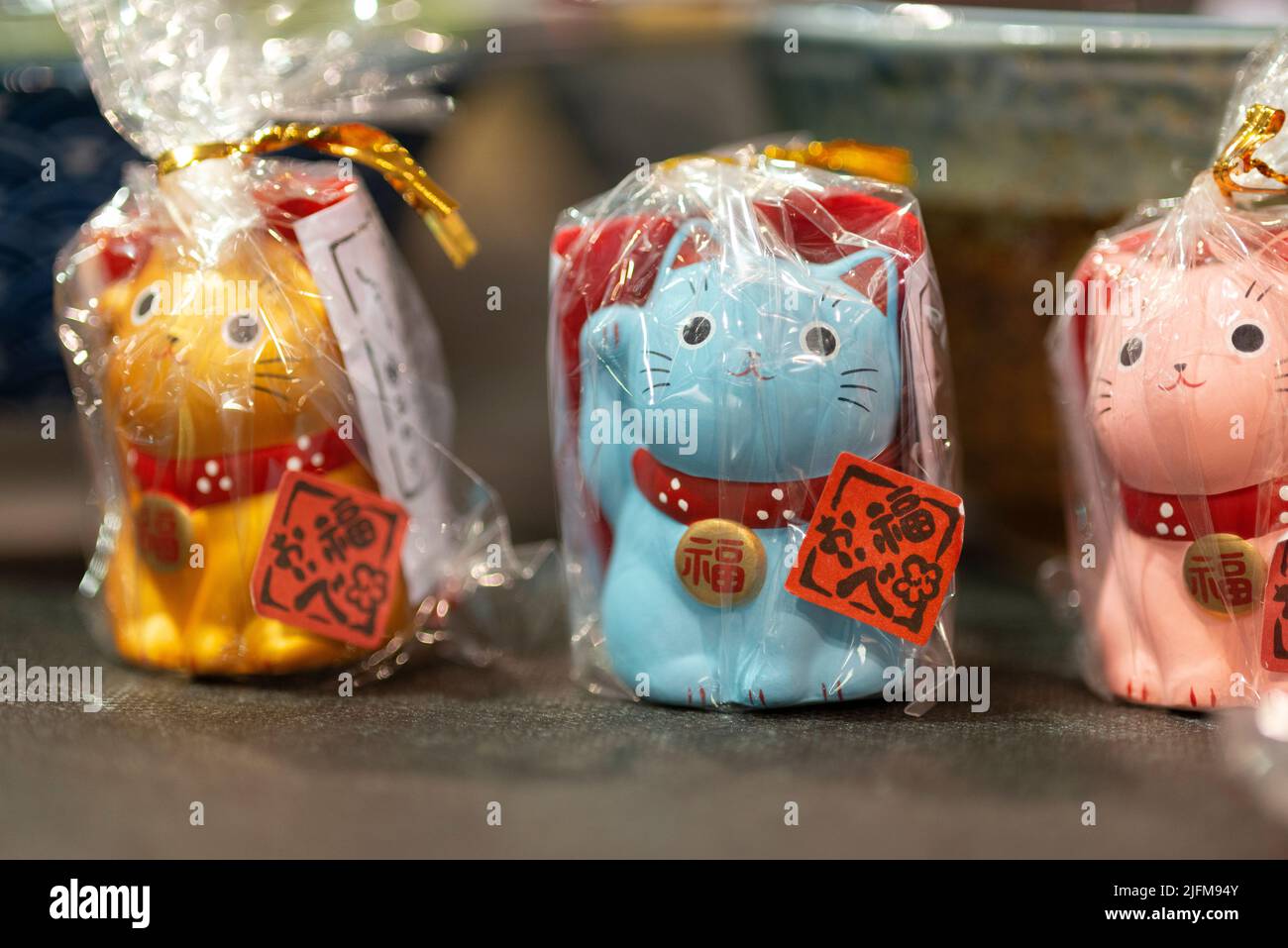 Traditionelle, winkende Katzenstatuen, auch bekannt als Maneki-Neko Stockfoto
