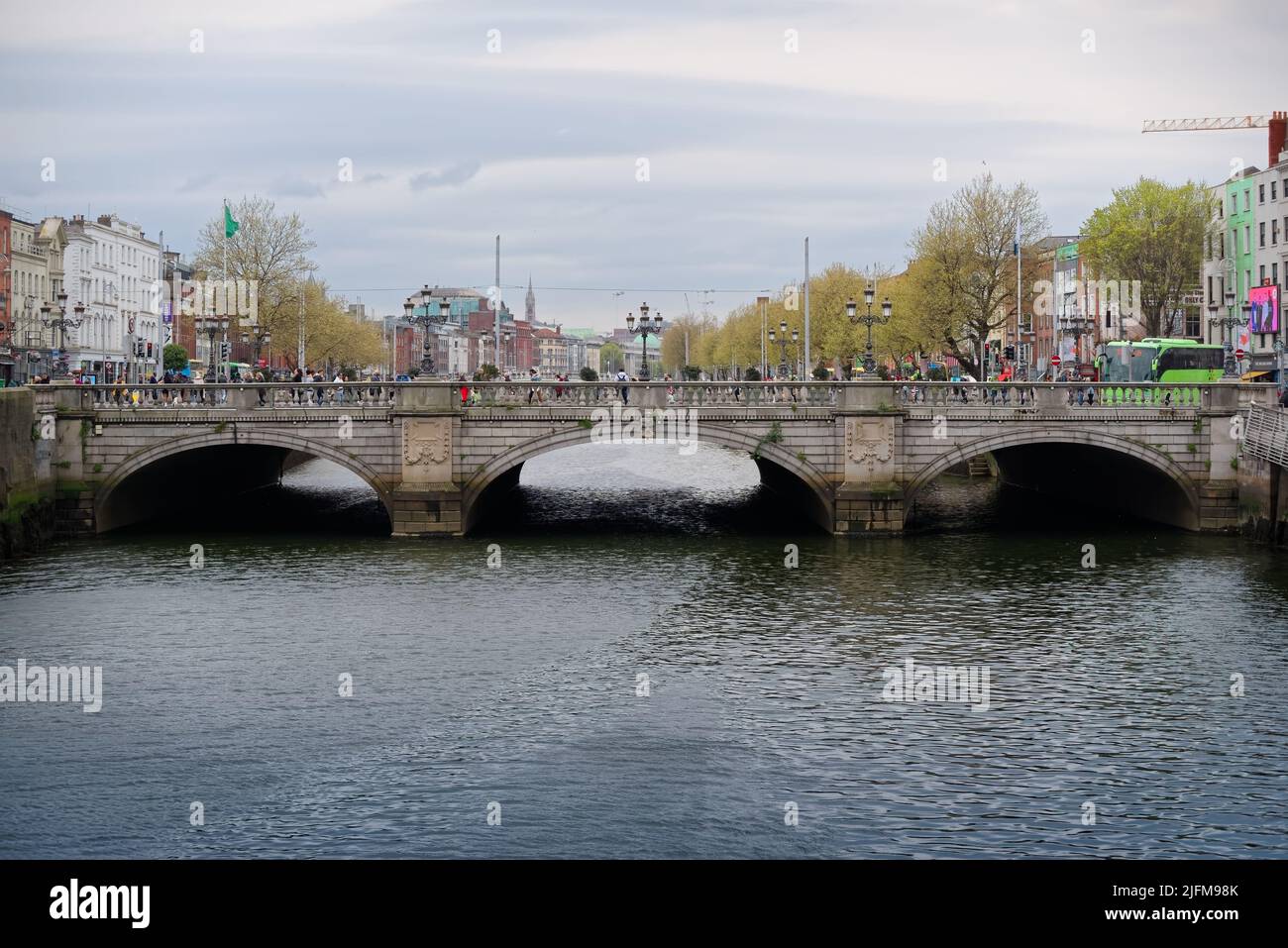 Stadtlandschaft mit der O'Connell Bridge am Fluss Liffey im Stadtzentrum von Dublin. Historische Stein und Granit Straßenbrücke mit Bögen und Laternen. Stockfoto