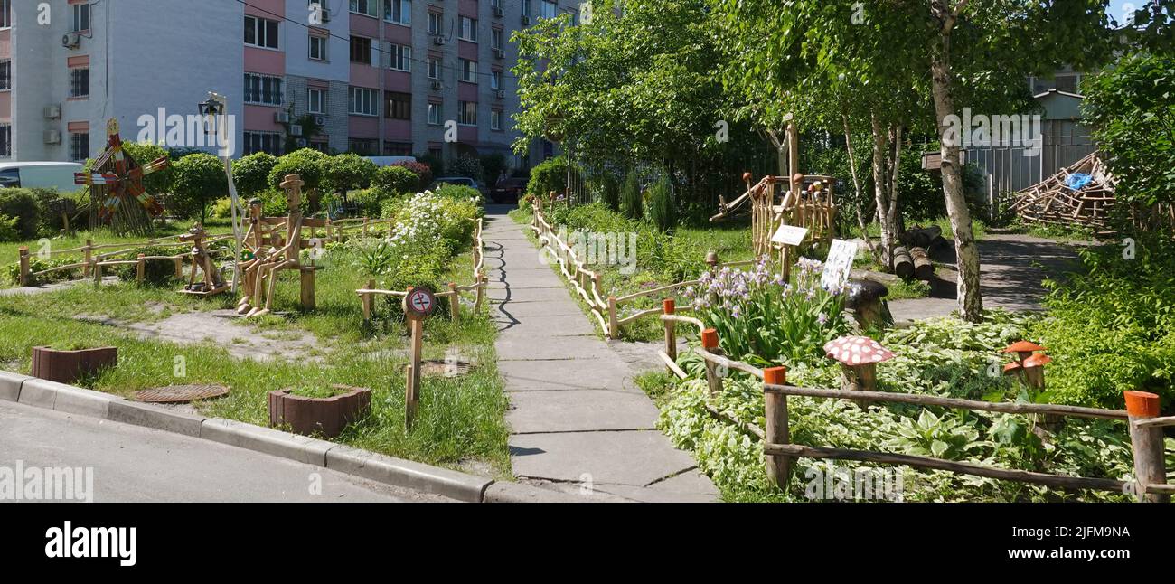 Kiew, Ukraine 16. Mai 2021: "Lichtung der Märchen" im Kiewer Wohnhof Stockfoto