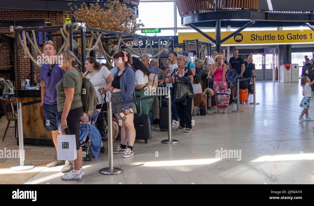 Bilder zeigen: 22.6.22 Warteschlange für Wetherspoons Windmill Pub Stansted Airport. Es war voll mit Urlaubern, die versuchten, weg zu kommen. Terminal extrem voll mit Stockfoto