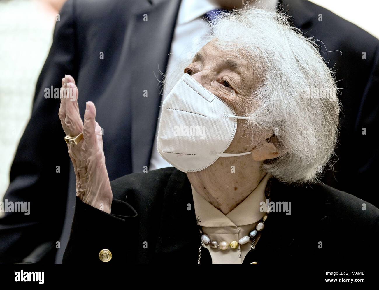 Berlin, Deutschland. 04.. Juli 2022. Die Preisträgerin und Holocaust-Überlebende Margot Friedländer kommt zur Verleihung des Walther Rathenau Preises 2022. Kredit: Britta Pedersen/dpa/Alamy Live Nachrichten Stockfoto