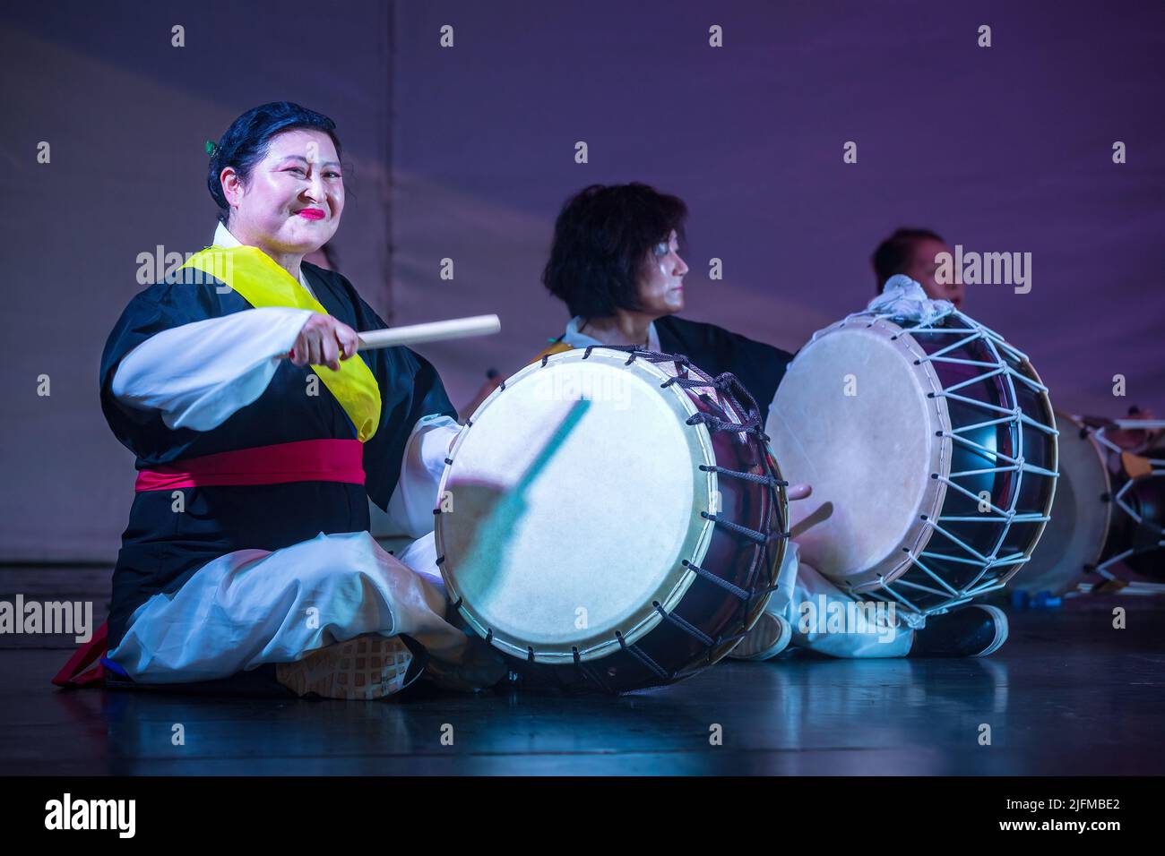 Koreanische Frauen spielen auf der Bühne traditionelle „Buk“ (Barrel Drums) Stockfoto