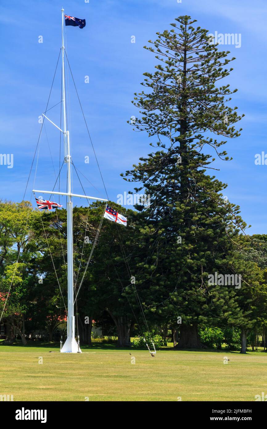 Der Fahnenmast auf dem Waitangi Treaty Grounds, Waitangi, Neuseeland. Es fliegt die neuseeländische Flagge, den Union Jack und die Flagge der United Tribes Stockfoto