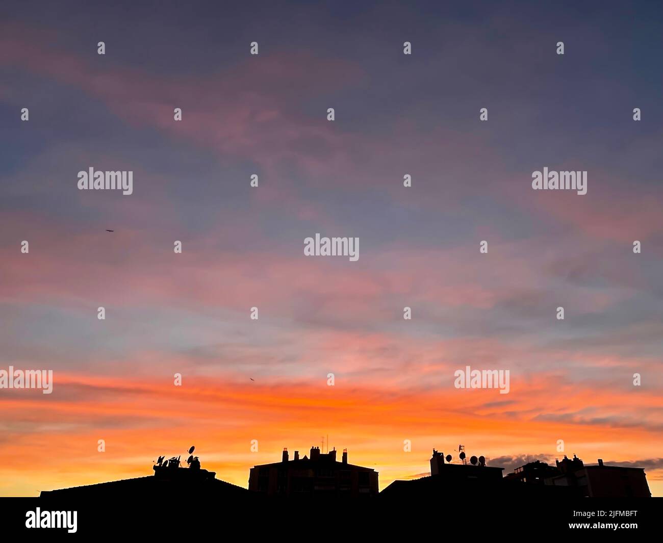 Sonnenuntergang Himmel mit Gebäude Silhouetten Hintergrund. Farbenfrohe Skyline Abenduntergang in der Stadt. Leerer rot-orangefarbener Himmel, Dämmerung von Istanbul. Stockfoto