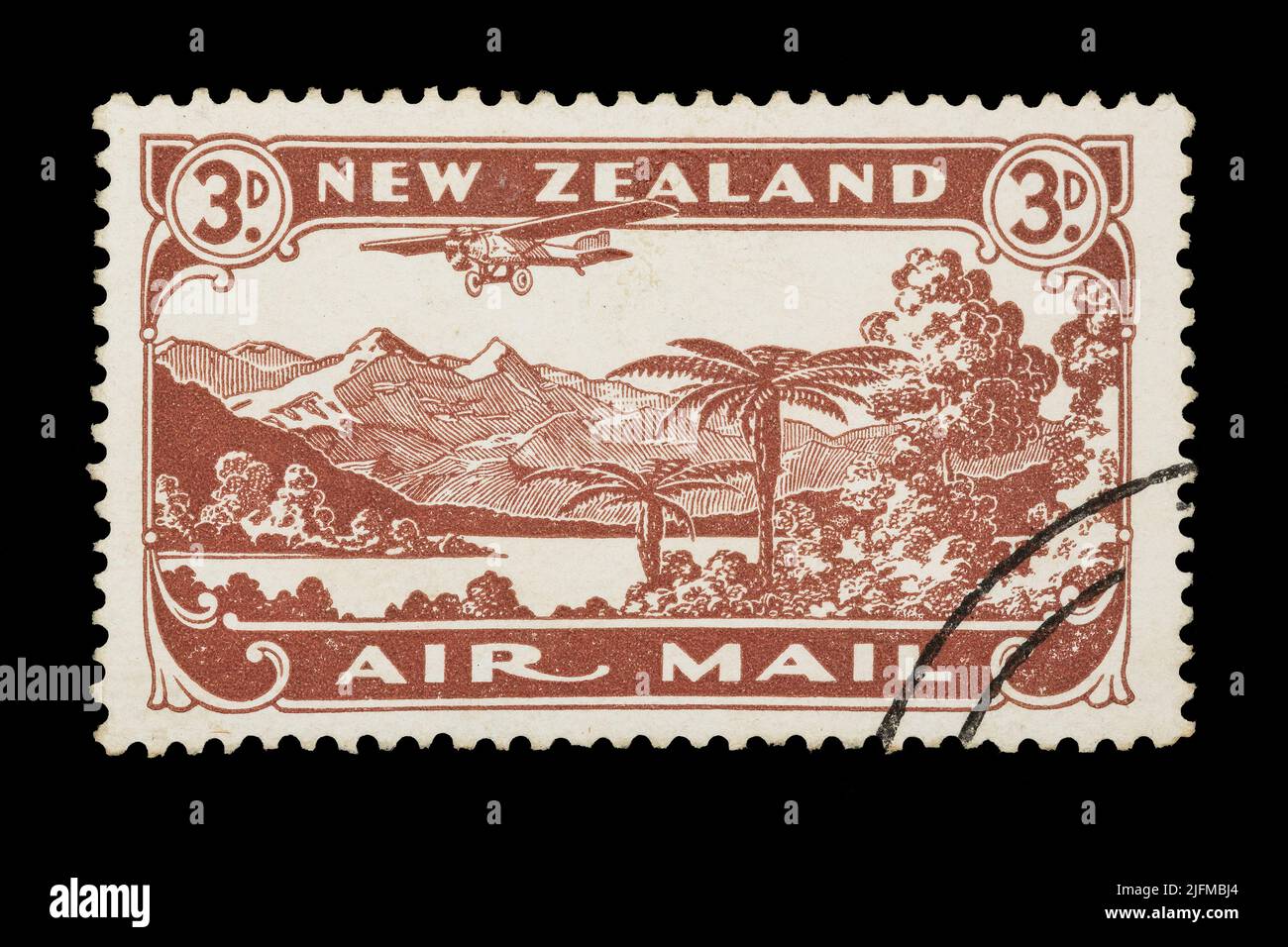 Eine neuseeländische Luftpostmarke von 1931, die ein Flugzeug zeigt, das über einer neuseeländischen Landschaft fliegt Stockfoto