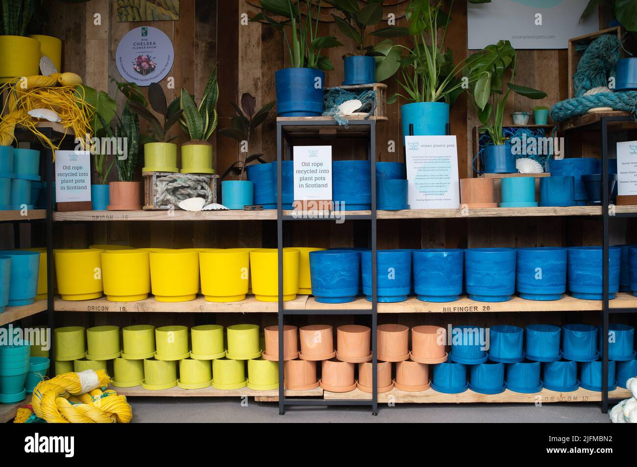 East Molesey, Surrey, Großbritannien. 4.. Juli 2022. Pflanztöpfe aus recyceltem Seil in Schottland zum Verkauf bei RHS Hampton Court. Quelle: Maureen McLean/Alamy Live News Stockfoto