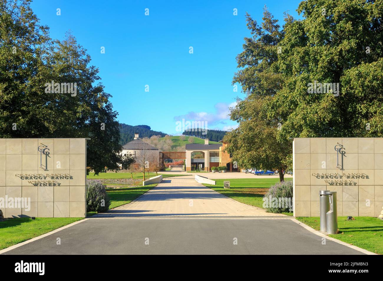 Der Eingang zur Craggy Range Winery in der Hawke's Bay Region, Neuseeland. Auf dem Gelände befinden sich ein Weinberg, eine Unterkunft und ein Restaurant Stockfoto