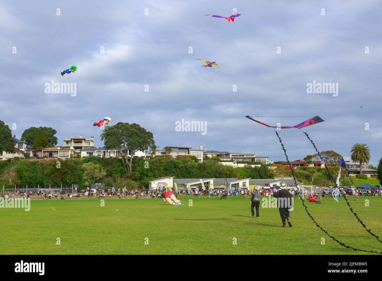 Menschen, die Drachen fliegen, um Matariki, das Maori-Neujahr, in einem Park in Tauranga, Neuseeland, zu feiern Stockfoto