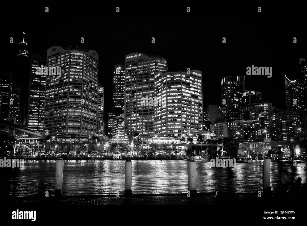 SYDNEY CENTRAL BUSINESS DISTRICT GEGENÜBER DARLING HARBOUR BEI NACHT NEW SOUTH WALES AUSTRALIA Stockfoto