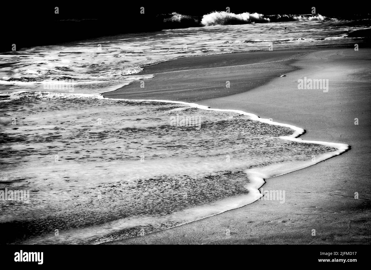 MEERESWASCHUNG ÜBER EINEN SANDSTRAND NEW SOUTH WALES AUSTRALIEN Stockfoto