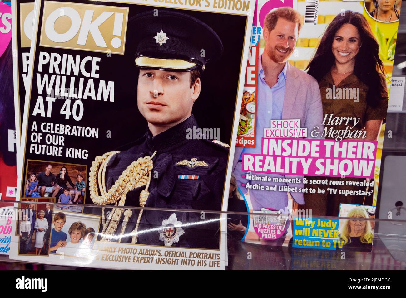 'Prince William at 40' Okay Magazin Frontcover auf Zeitungsregal mit Harry und Meghan Zeitschriften im Juni 2022 Großbritannien KATHY DEWITT Stockfoto