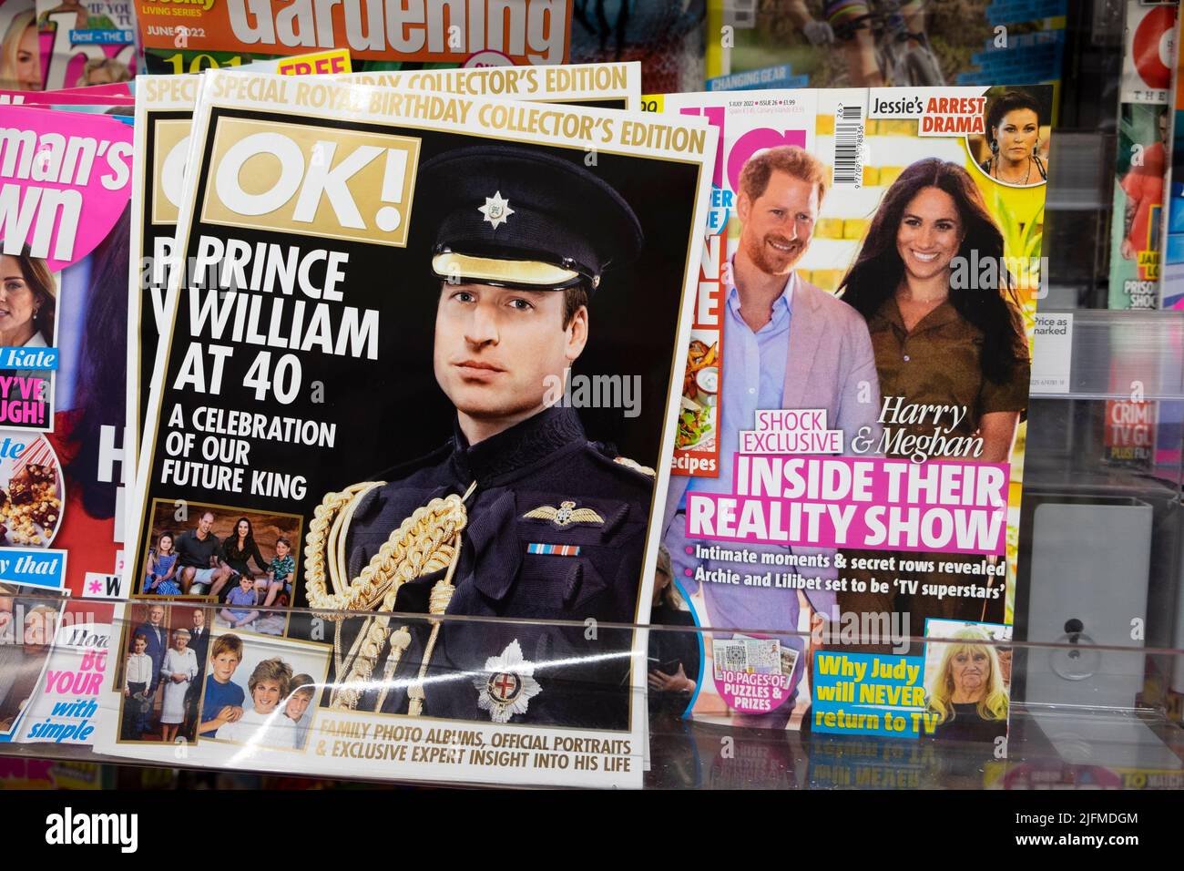 'Prince William at 40' Okay Magazin Frontcover auf Zeitungsregal mit Harry und Meghan Zeitschriften im Juni 2022 Großbritannien KATHY DEWITT Stockfoto