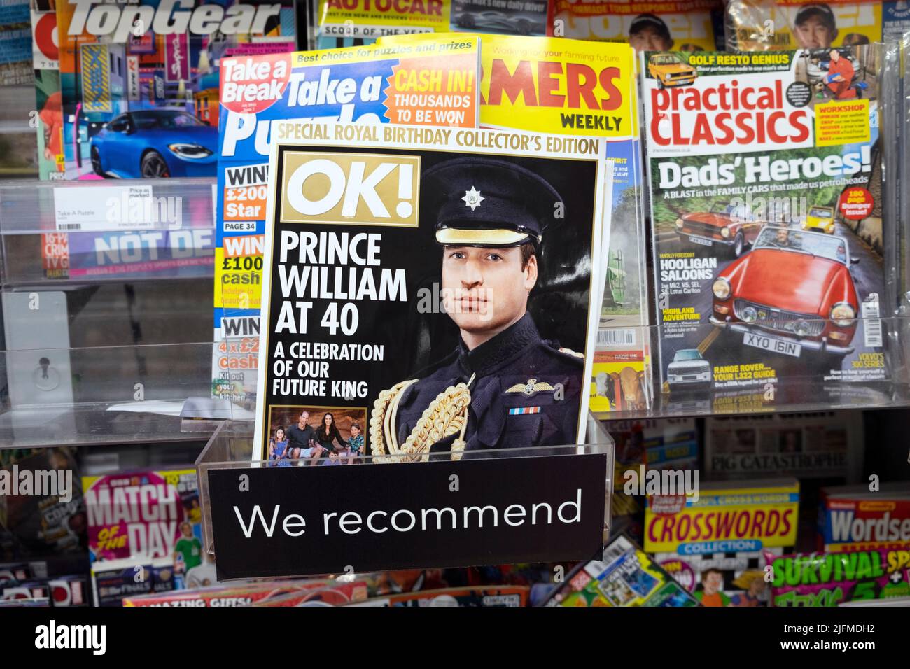 'Prince William at 40' 40 yrs old 40. birthday OK Magazindeckel auf Zeitungsregal mit Zeitschriften im Juni 2022 Großbritannien KATHY DEWITT Stockfoto