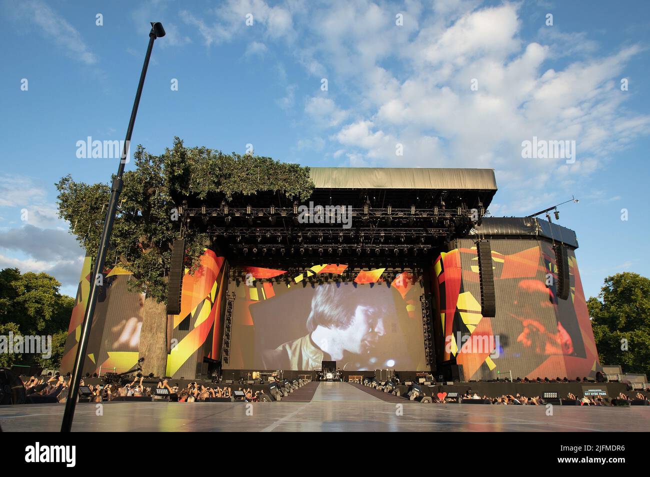 LONDON, GROSSBRITANNIEN. 3. Juli 2022: Wide Stage View und Tribute to former Drummer, Charlie Watts vor dem Rolling Stones Auftritt bei American Express präsentieren BST Hyde Park in London, England. Kredit: S.A.M./Alamy Live Nachrichten Stockfoto