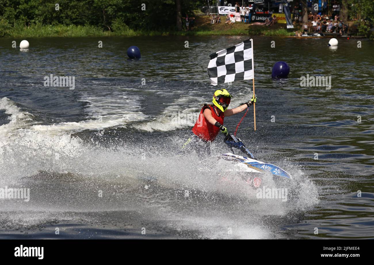 Die schwedische Meisterschaftswoche (auf schwedisch: SM-Veckan) am Freitag in Linköping, Schweden. Im Bild: Schwedische Meisterschaften in Aquabike (Jetski) auf dem Kinda-Kanal im Zentrum von Linköping. Der fünfmalige Weltmeister hielt den Druck. Emma-Nellie Örtendahl gewann nach einem gleichmäßigen Kampf das Gold der schwedischen Meisterschaft in Aquabike. - Verdammt gut, sagt sie, im schwedischen Fernsehen, nach dem Rennen. Stockfoto