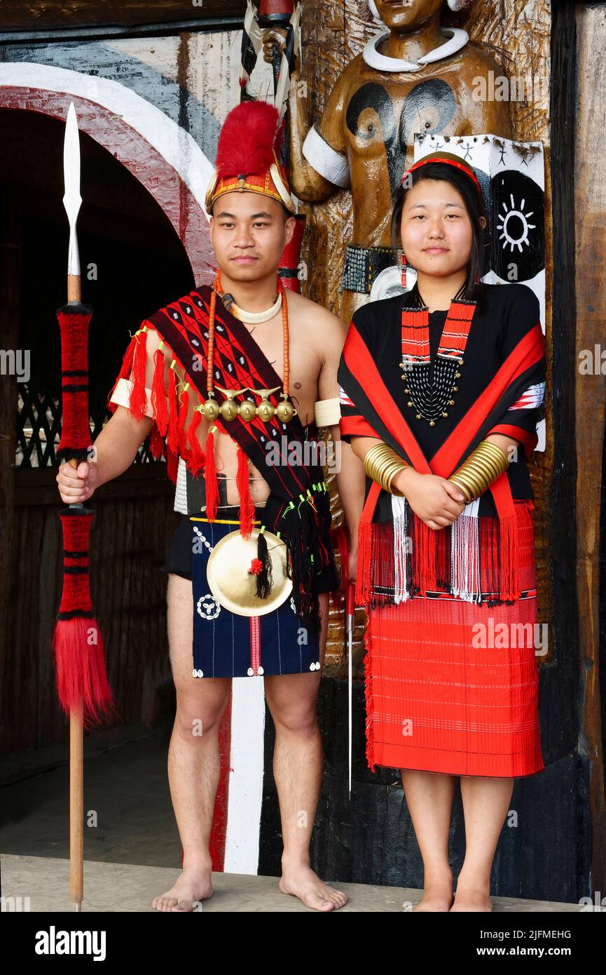 Paar Naga Volksstamm in traditioneller Kleidung, Kisima Nagaland Hornbill Festival, Kohima, Nagaland, Indien Stockfoto