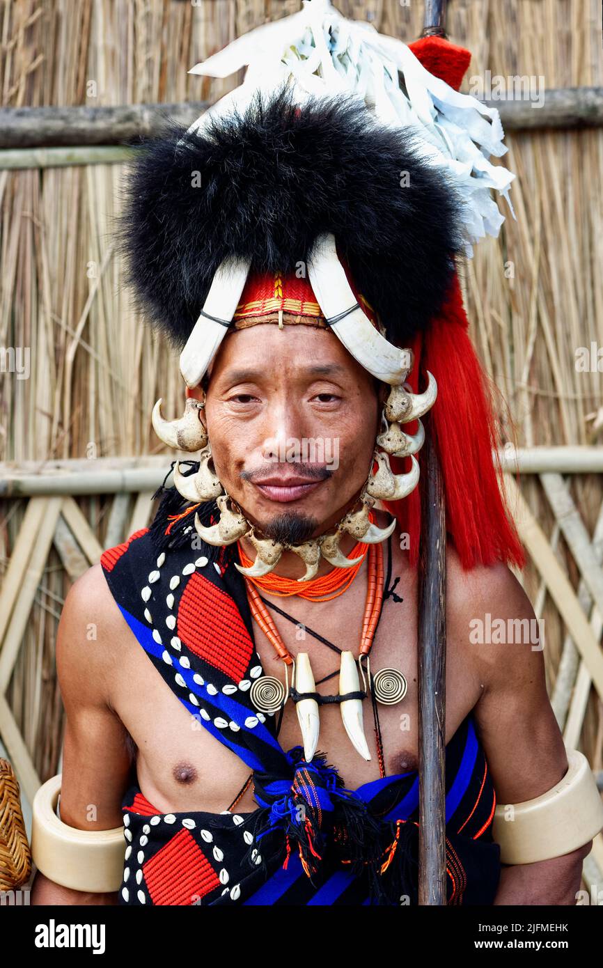 Naga tribal Mann im traditionellen Outfit, Kisima Nagaland Hornbill Festival, Kohima, Nagaland, Indien Stockfoto