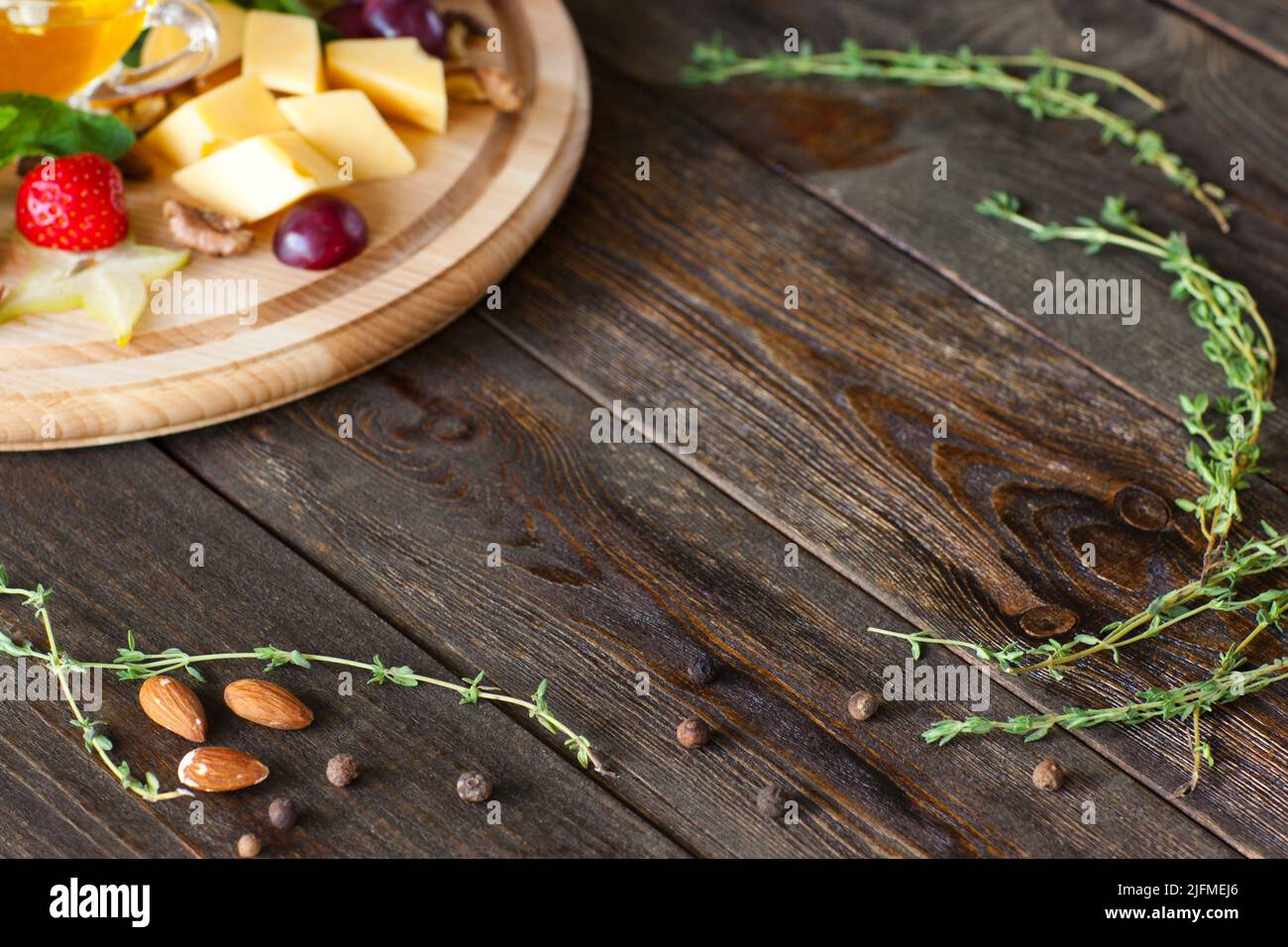 Weinsnackplatte und Kräuter Rahmen auf Holz Freiraum Stockfoto