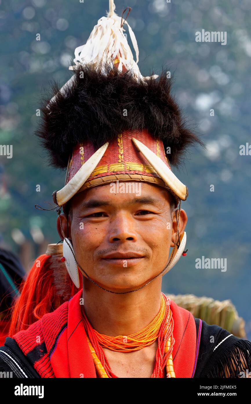 Naga tribal Mann im traditionellen Outfit, Kisima Nagaland Hornbill Festival, Kohima, Nagaland, Indien Stockfoto