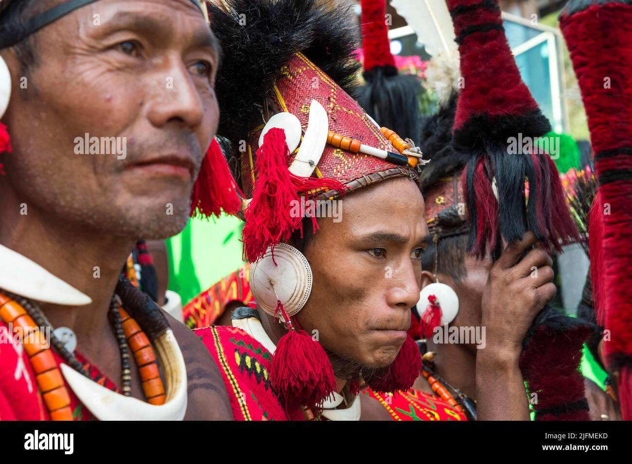 Naga tribal Männer in traditioneller Kleidung, Kisima Nagaland Hornbill Festival, Kohima, Nagaland, Indien Stockfoto