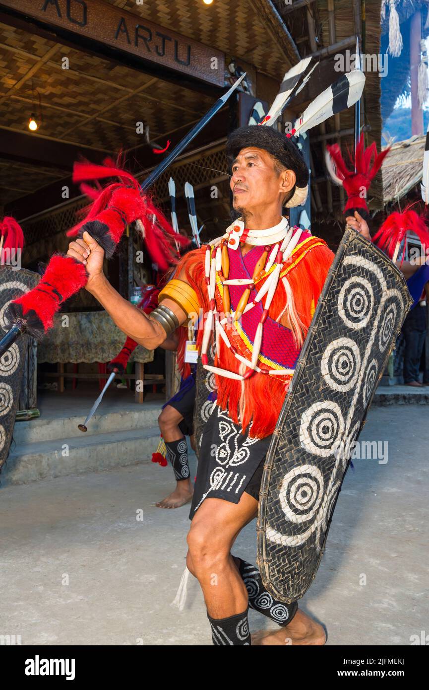 Naga tribal Mann in traditioneller Kleidung paradieren, Kisima Nagaland Hornbill Festival, Kohima, Nagaland, Indien Stockfoto