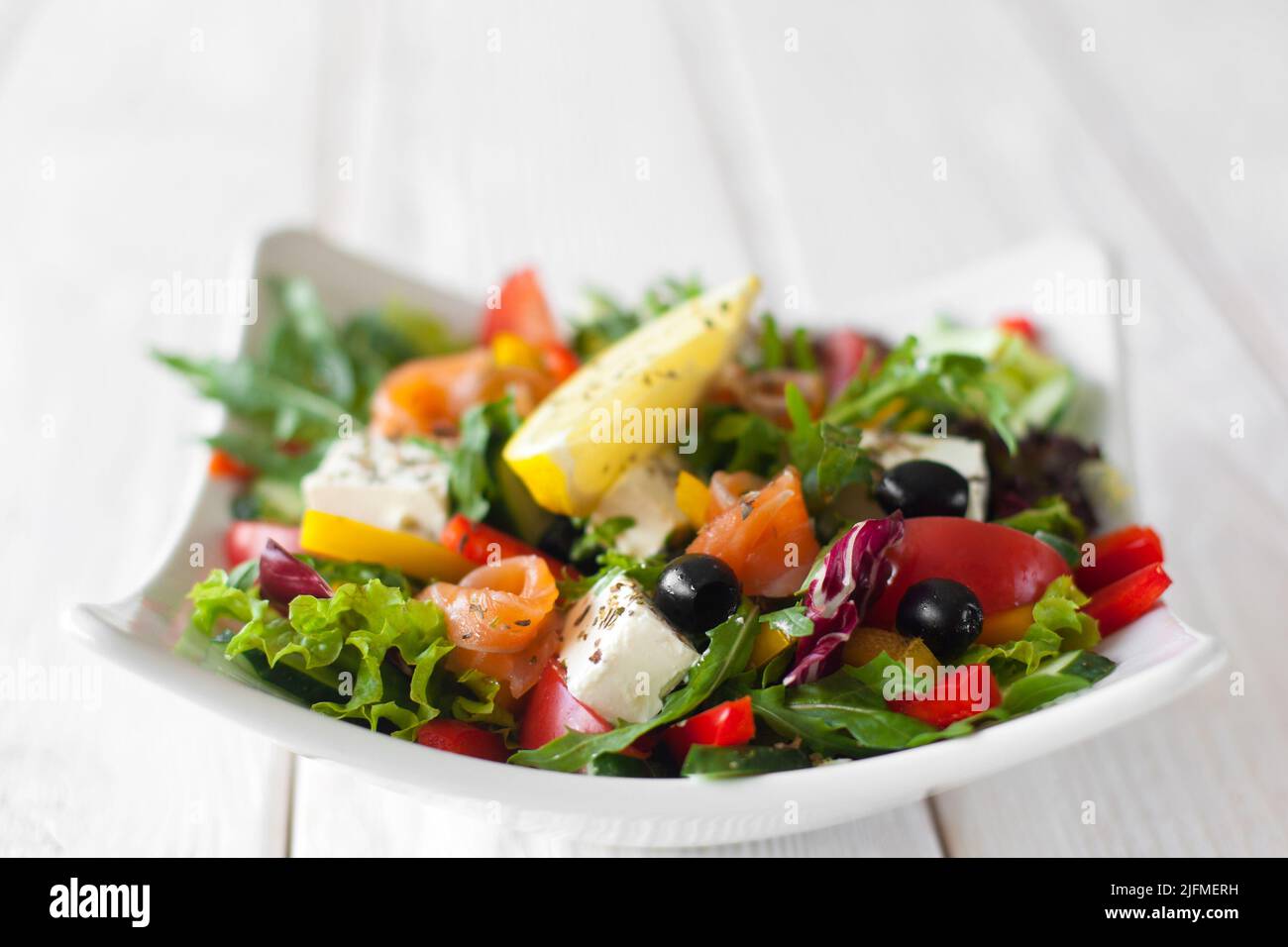 Salat mit geräuchertem Lachs ohne verschwommenen Hintergrund Stockfoto
